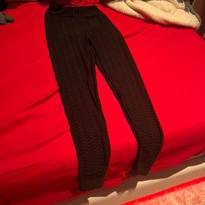scrunch butt pants, color black, in good condition, brand new mix